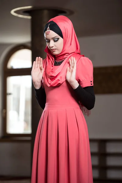 在清真寺里向真主作传统祷告的迷人女人 — 图库照片
