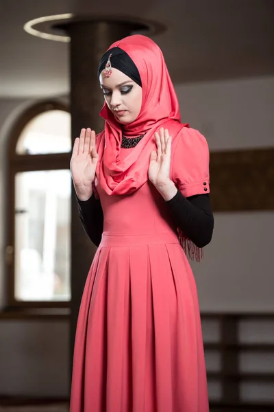 Mulher Atraente Fazendo Oração Tradicional Deus Allah Mesquita — Fotografia de Stock