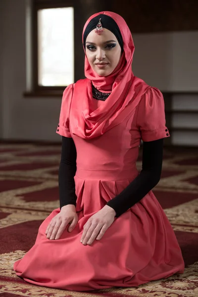 Mulher Atraente Fazendo Oração Tradicional Deus Allah Mesquita — Fotografia de Stock