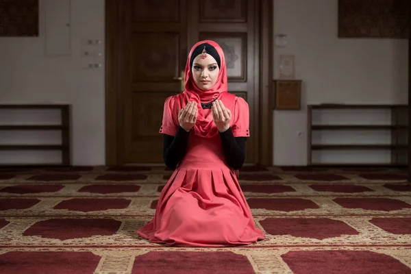 Attractive Woman Making Traditional Prayer God Allah Mosque — Stock Photo, Image