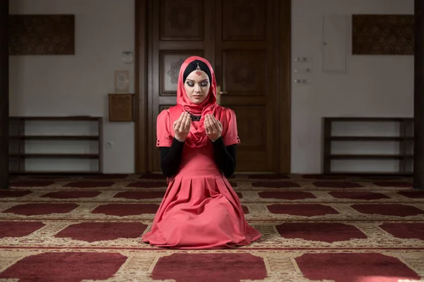 Mulher Muçulmana Fazendo Oração Tradicional Deus Allah Mesquita — Fotografia de Stock