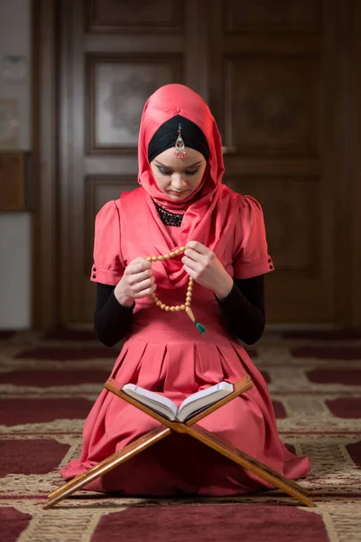 Jovem Mulher Muçulmana Orando Mesquita — Fotografia de Stock