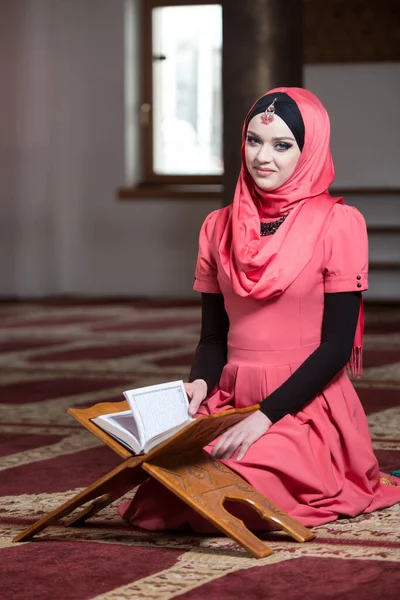 Wanita Muslim Membuat Doa Tradisional Kepada Allah Masjid — Stok Foto