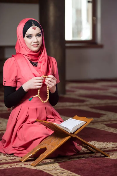 Moslimvrouw Doet Traditioneel Gebed Tot God Allah Moskee — Stockfoto