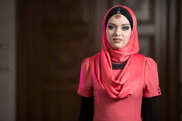 Young Muslim Woman Praying Mosque — Stock Photo, Image