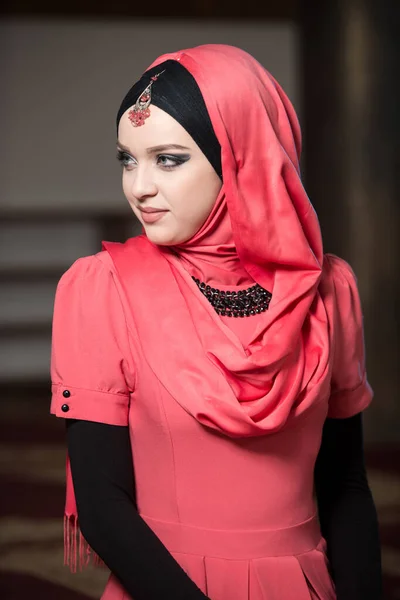 Jonge Moslimvrouw Biddend Moskee — Stockfoto