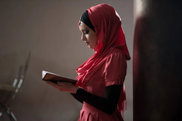 Mulher Muçulmana Fazendo Oração Tradicional Deus Allah Mesquita — Fotografia de Stock