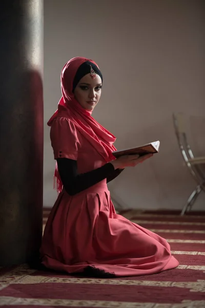 Jovem Mulher Muçulmana Orando Mesquita — Fotografia de Stock