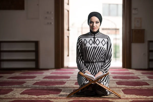 Mujer Musulmana Joven Rezando Mezquita — Foto de Stock