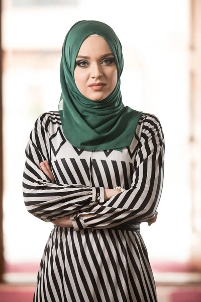 Allah 'ın mescidlerinde, Müslüman kadınlar Allah' a secde ederler.