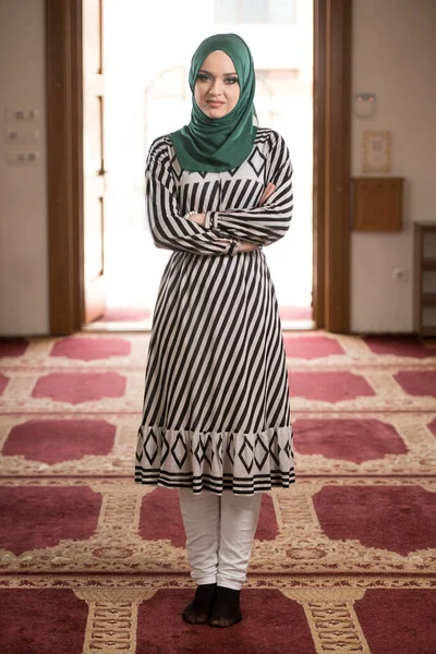 Jovem Mulher Muçulmana Orando Mesquita — Fotografia de Stock