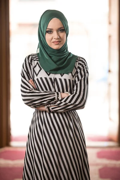 Mulher Atraente Fazendo Oração Tradicional Deus Allah Mesquita — Fotografia de Stock