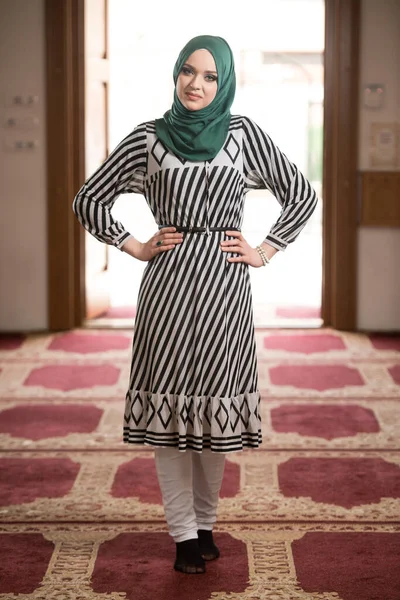 Moslimvrouw Doet Traditioneel Gebed Tot God Allah Moskee — Stockfoto