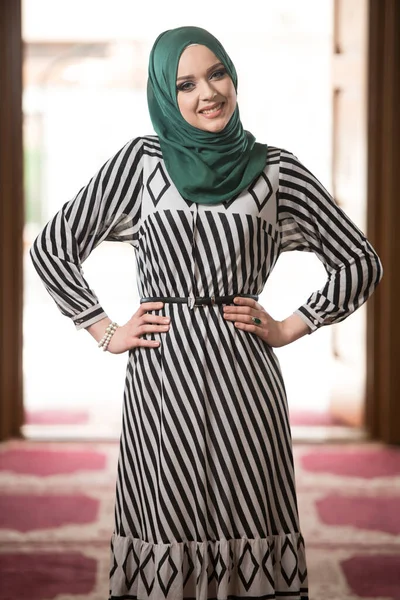Mujer Musulmana Joven Rezando Mezquita —  Fotos de Stock