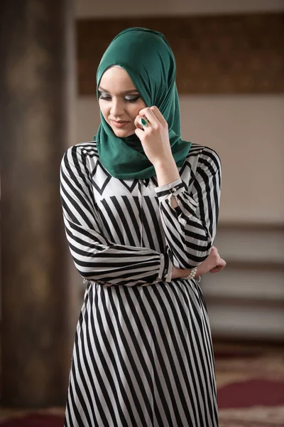 Mulher Atraente Fazendo Oração Tradicional Deus Allah Mesquita — Fotografia de Stock