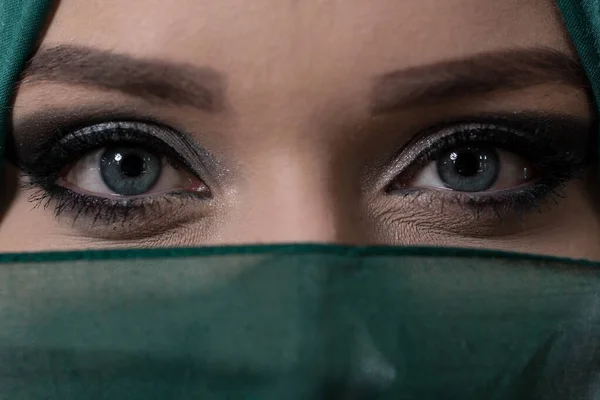 Cara Cerca Chica Musulmana Bonita Con Hermosos Ojos Azules Grandes — Foto de Stock