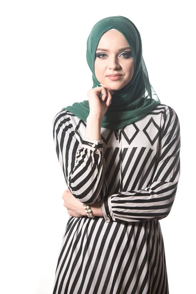 Porträtt Ung Muslimsk Kvinna Isolerad Vit Bakgrund — Stockfoto