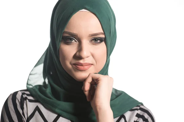Retrato Mujer Musulmana Joven Aislado Sobre Fondo Blanco —  Fotos de Stock