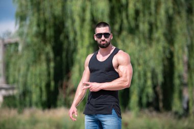 Yakışıklı Sakallı Adam Güçlü Duruyor ve Dışarda Pozisyon Veriyor Yaprakların Arkaplan Doğası