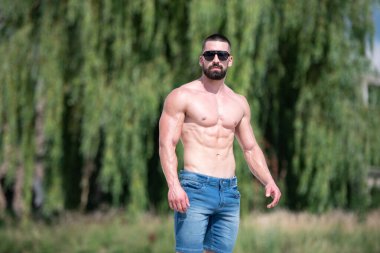 Yakışıklı Sakallı Adam Güçlü Duruyor ve Dışarda Pozisyon Veriyor Yaprakların Arkaplan Doğası
