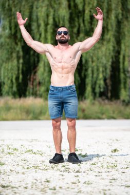 Yakışıklı Sakallı Adam Güçlü Duruyor ve Dışarda Pozisyon Veriyor Yaprakların Arkaplan Doğası