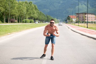 Yakışıklı Sakallı Adam Güçlü Duruyor ve Dışarda Pozisyon Veriyor Yaprakların Arkaplan Doğası