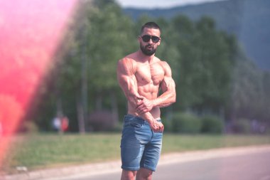 Yakışıklı Sakallı Adam Güçlü Duruyor ve Dışarda Pozisyon Veriyor Yaprakların Arkaplan Doğası