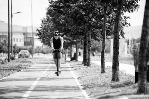 Junger Attraktiver Sportler Fährt Bei Strahlendem Sonnenschein Mit Seinem Motorroller — Stockfoto