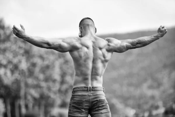 Hombre Barba Guapo Pie Fuerte Posando Aire Libre Antecedentes Naturaleza —  Fotos de Stock