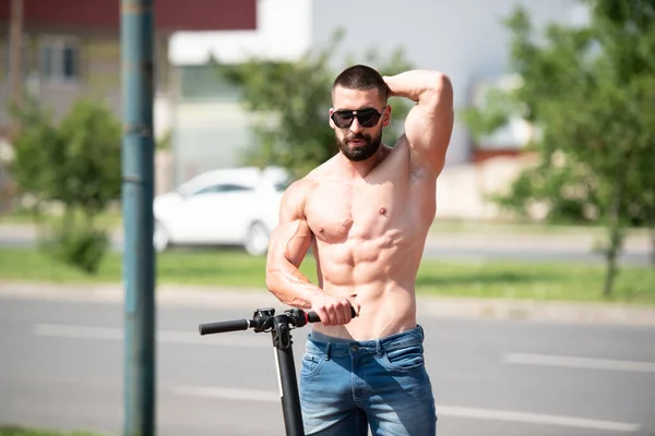 Junger Mann Posiert Neben Elektroroller Auf Der Straße Der Stadt — Stockfoto