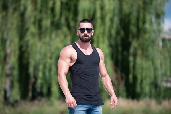 Hombre Barba Guapo Pie Fuerte Posando Aire Libre Antecedentes Naturaleza — Foto de Stock