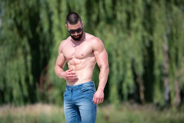 Homem Barba Bonito Forte Posando Livre Fundo Natureza Das Folhas — Fotografia de Stock