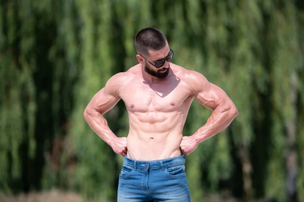 Homem Barba Bonito Forte Posando Livre Fundo Natureza Das Folhas — Fotografia de Stock