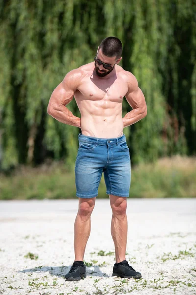 Hombre Barba Guapo Pie Fuerte Posando Aire Libre Antecedentes Naturaleza — Foto de Stock