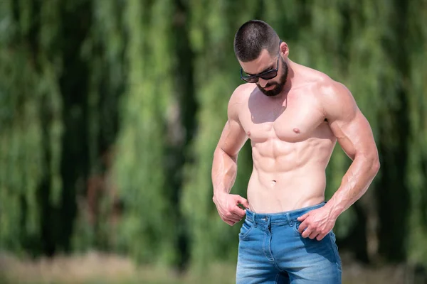 Homem Barba Bonito Forte Posando Livre Fundo Natureza Das Folhas — Fotografia de Stock