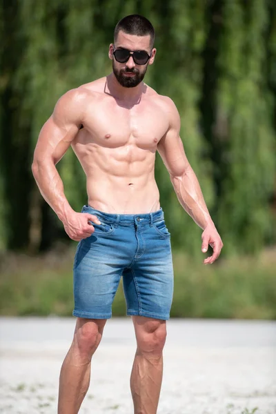 Hombre Barba Guapo Pie Fuerte Posando Aire Libre Antecedentes Naturaleza — Foto de Stock