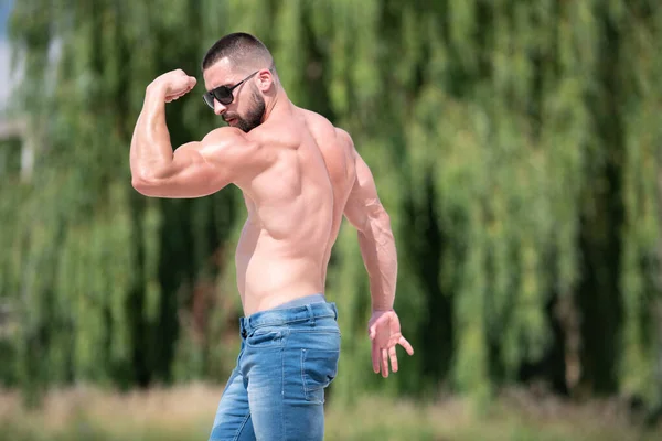 Homem Barba Bonito Forte Posando Livre Fundo Natureza Das Folhas — Fotografia de Stock