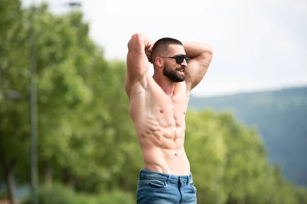 Knappe Baard Man Staan Sterk Poseren Buitenlucht Achtergrond Aard Van — Stockfoto