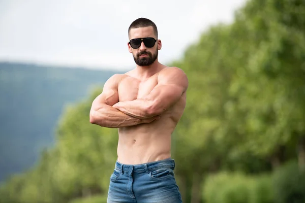 Homem Barba Bonito Forte Posando Livre Fundo Natureza Das Folhas — Fotografia de Stock