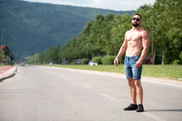 Bello Barba Uomo Piedi Forte Posa All Aperto Sfondo Natura — Foto Stock