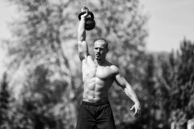 Kettle Bell 'le Egzersiz Yapan Adam Kaslı Atletik Vücut Geliştirici Spor Modeli