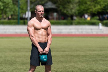 Kettle Bell 'le Egzersiz Yapan Adam Kaslı Atletik Vücut Geliştirici Spor Modeli