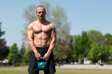 Kettle Bell 'le Egzersiz Yapan Adam Kaslı Atletik Vücut Geliştirici Spor Modeli