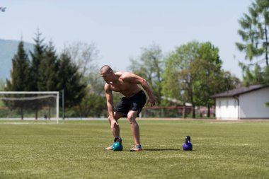 Kettle Bell 'le Egzersiz Yapan Adam Kaslı Atletik Vücut Geliştirici Spor Modeli