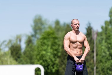 Kettle Bell 'le Egzersiz Yapan Adam Kaslı Atletik Vücut Geliştirici Spor Modeli