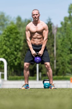 Kettle Bell 'le Egzersiz Yapan Adam Kaslı Atletik Vücut Geliştirici Spor Modeli