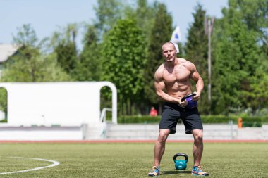 Kettle Bell 'le Egzersiz Yapan Adam Kaslı Atletik Vücut Geliştirici Spor Modeli