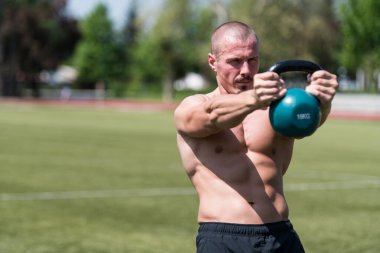 Kettle Bell 'le Egzersiz Yapan Adam Kaslı Atletik Vücut Geliştirici Spor Modeli