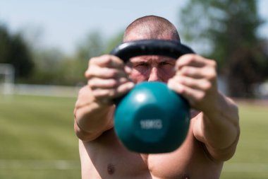 Kettle Bell 'le Egzersiz Yapan Adam Kaslı Atletik Vücut Geliştirici Spor Modeli