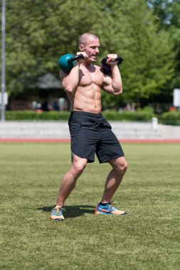 Kettle Bell 'le Egzersiz Yapan Adam Kaslı Atletik Vücut Geliştirici Spor Modeli